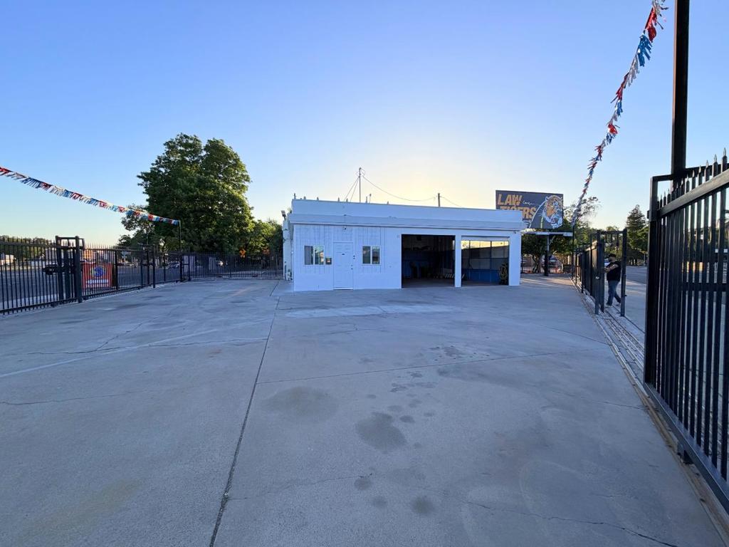 1411 Yosemite Boulevard 1
