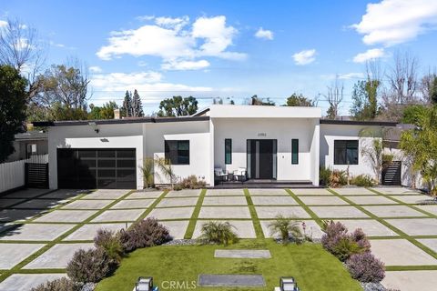 Photo of 23143 Leonora Drive, Woodland Hills, CA 91367 (MLS # SR25281772)