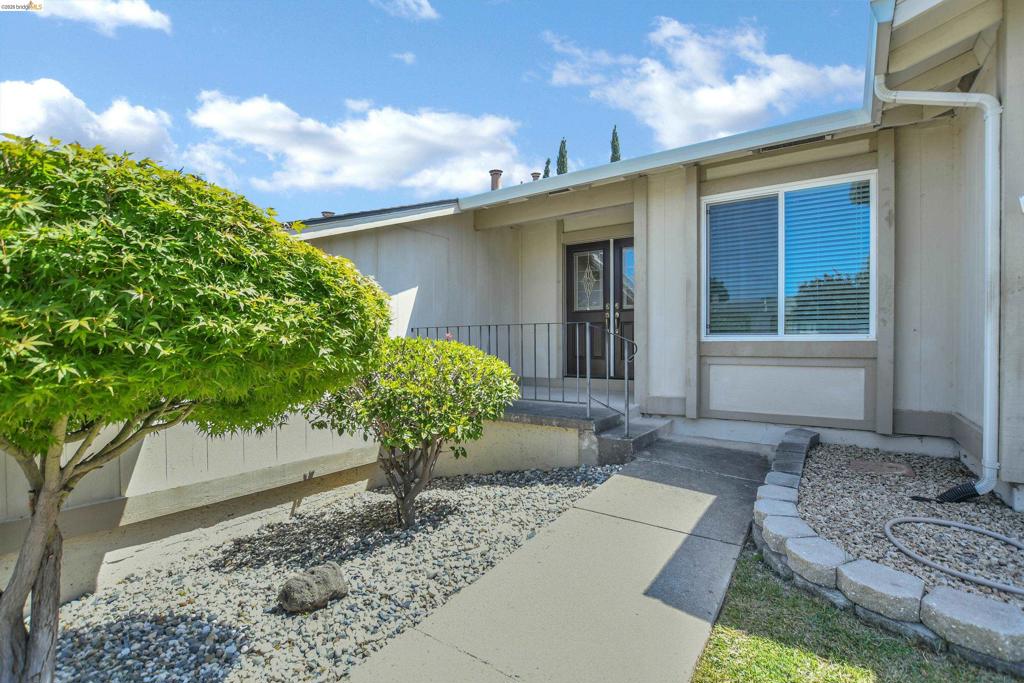 2411 Los Prados Way