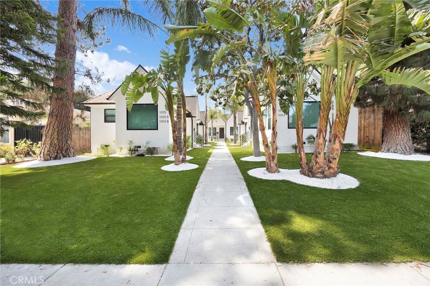 Beautiful 1 bedroom and 1 bath unit in the desirable area of Glendale. All appliance in the kitchen are brand new. There is laundry hook up. There is only 5 units in the complex, very quiet and clean. Close to shopping and schools.