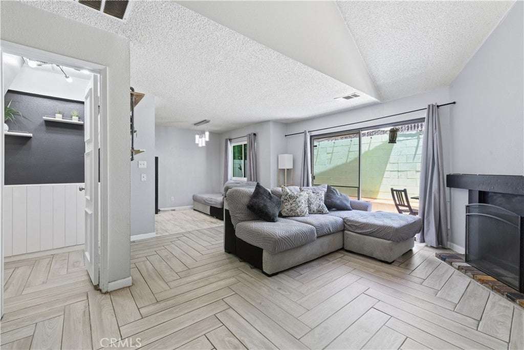 5577 Pioneer Boulevard 9