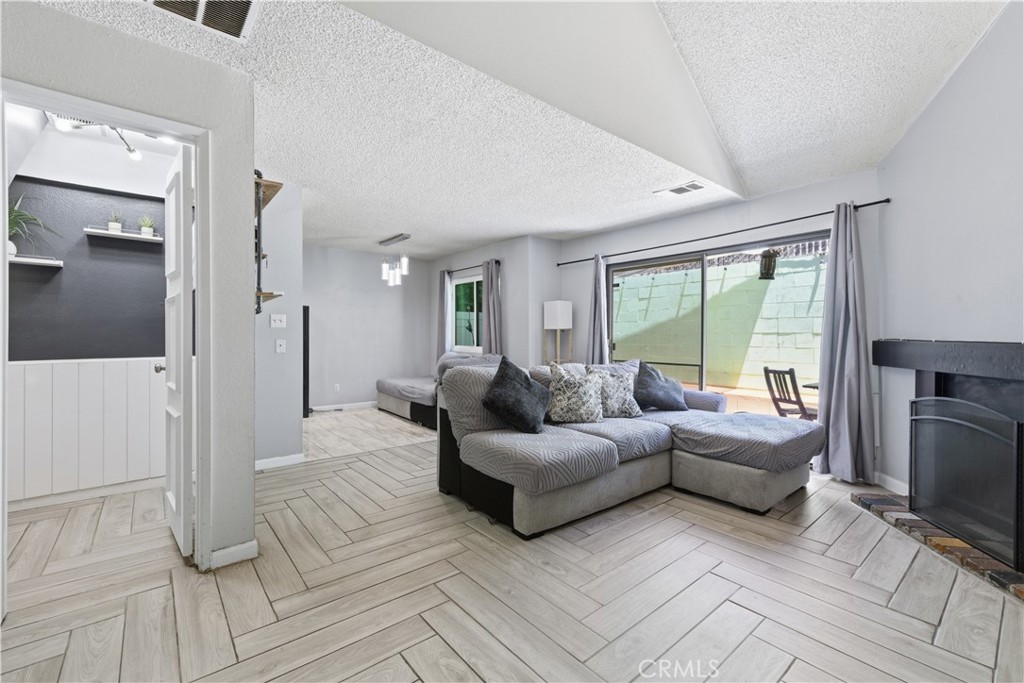 5577 Pioneer Boulevard 9