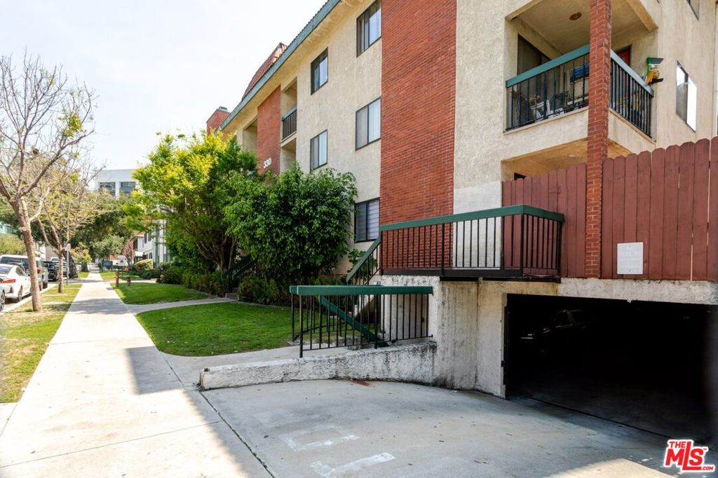 330 Burchett Street 206