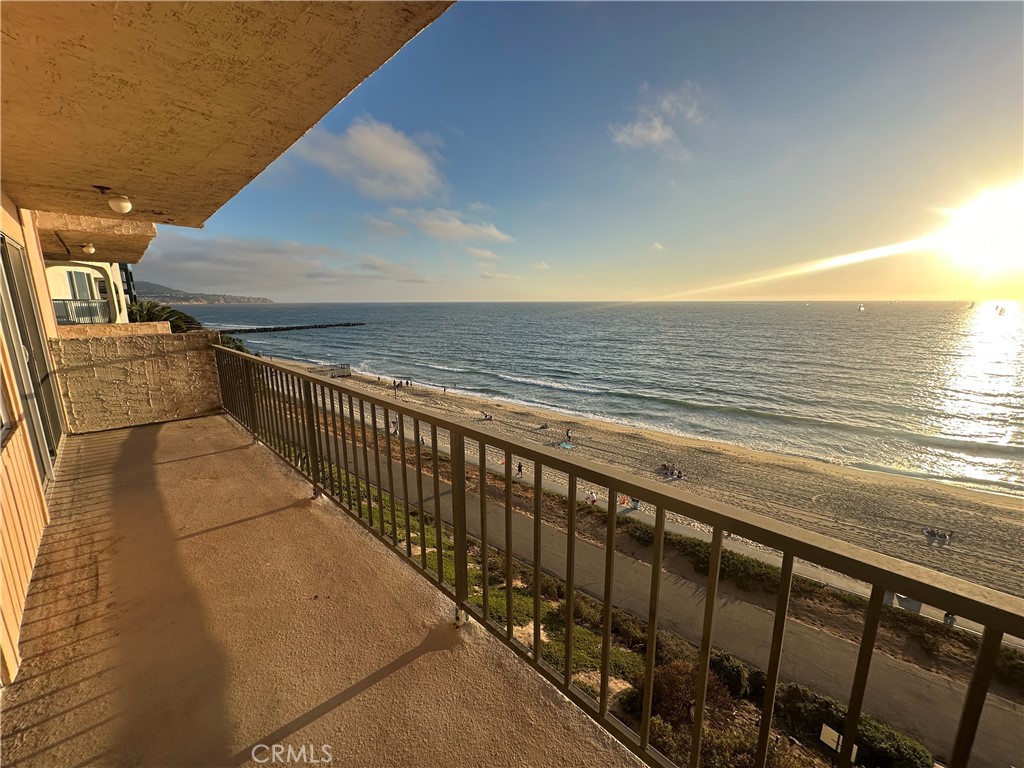 Casa Bahia - Oceanfront living. Front unit with views from Palos Verdes to Malibu. Both living room and bedroom have sliding doors that open to the balcony, living room with gas fireplace. Appliances include refrigerator, dishwasher, trash compactor, stackable washer/dryer. Closet in bedroom plus walk-in closet in hall. 2 secure parking spaces with additional storage. Community spa, sunning deck and exercise room. Great walkabilty to the Pier, Farmer's Market, Riviera Village and restaurants.