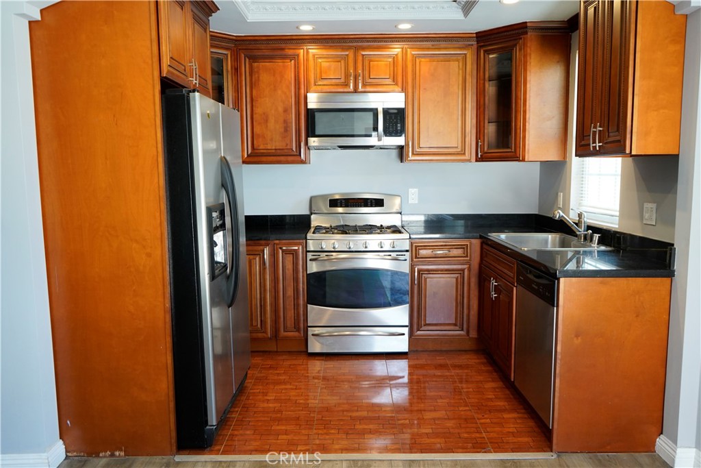 2 bed 1 bath in north hollywood
Street parking
Water and trash included
Laundry included