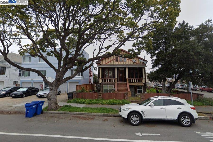 Corner lot quad fixer, turn of the Century quality features. Can be Multiple unit a quad four units or can be a single family. Call your agent to view.