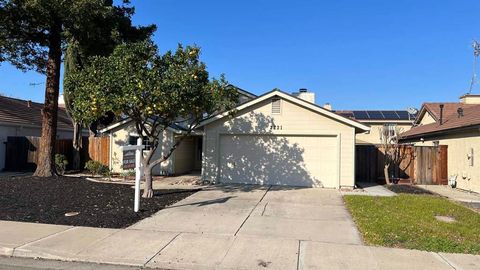 Photo of 2231 Hillcrest Dr Dr, Tracy, CA 95377 (MLS # 41121284)