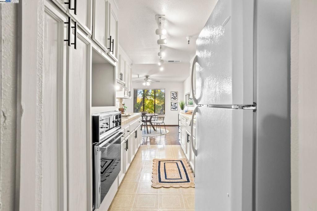 Photo of 1400 Carpentier St St #325, San Leandro, CA 94577 (MLS # 41118366)