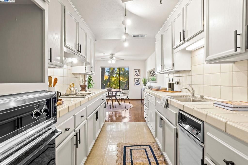 Photo of 1400 Carpentier St St #325, San Leandro, CA 94577 (MLS # 41118366)