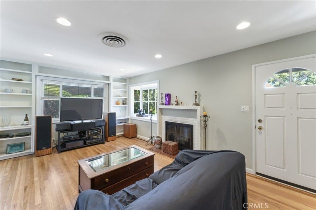 Photo of 23238 Victory Boulevard, Woodland Hills, CA 91367 (MLS # SR25227964)