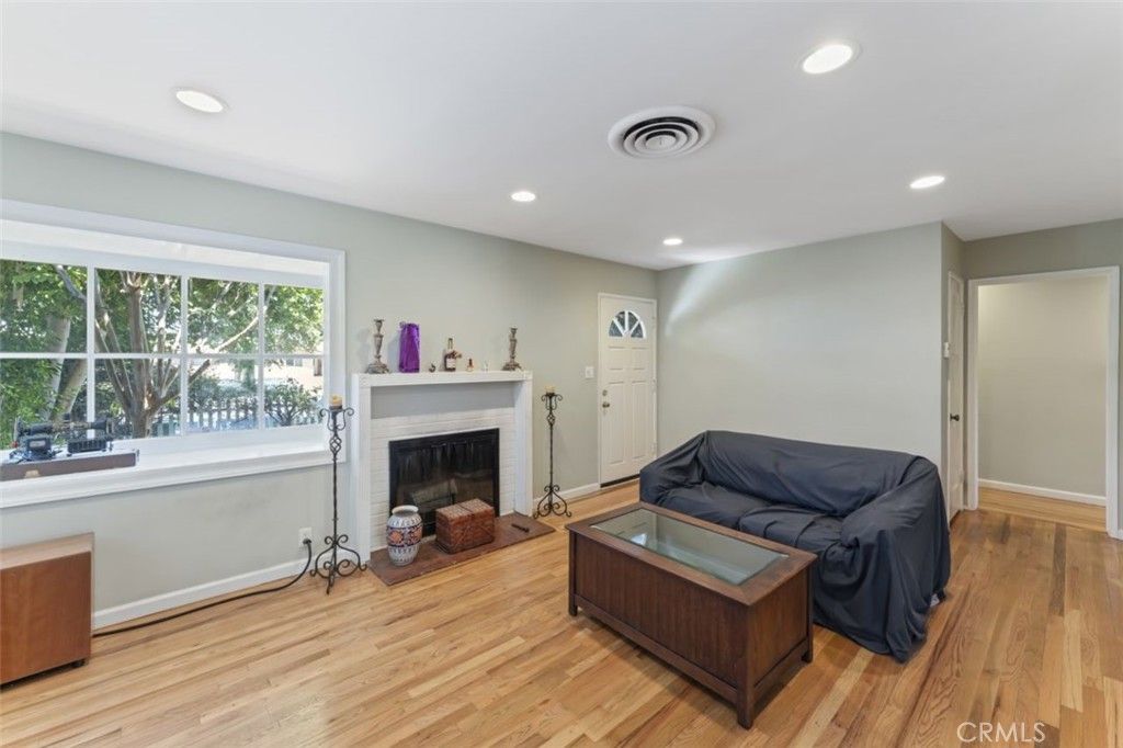 Photo of 23238 Victory Boulevard, Woodland Hills, CA 91367 (MLS # SR25227964)