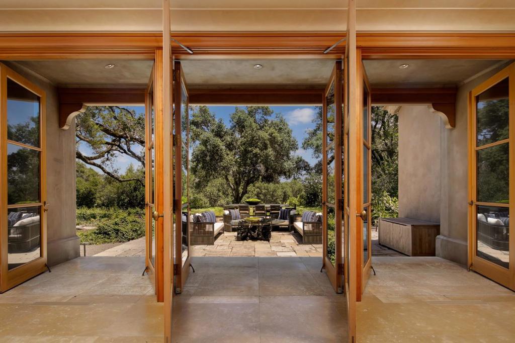 211 Winding Way
