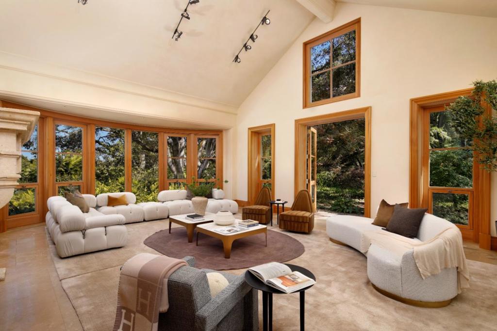 211 Winding Way