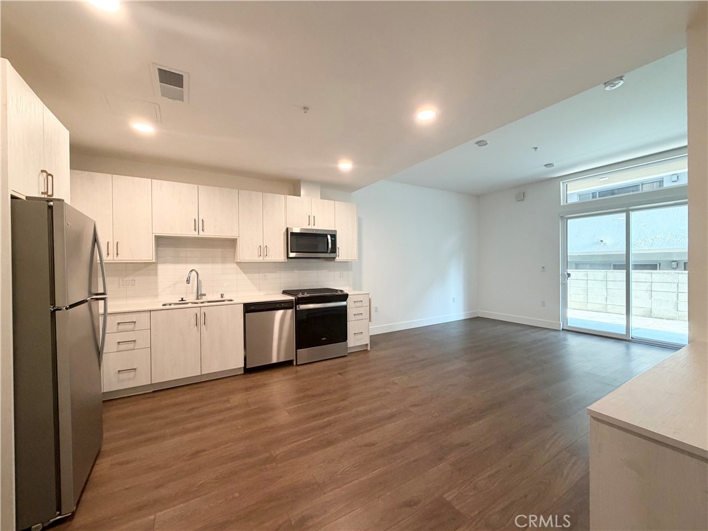 709 E Walnut Street 222