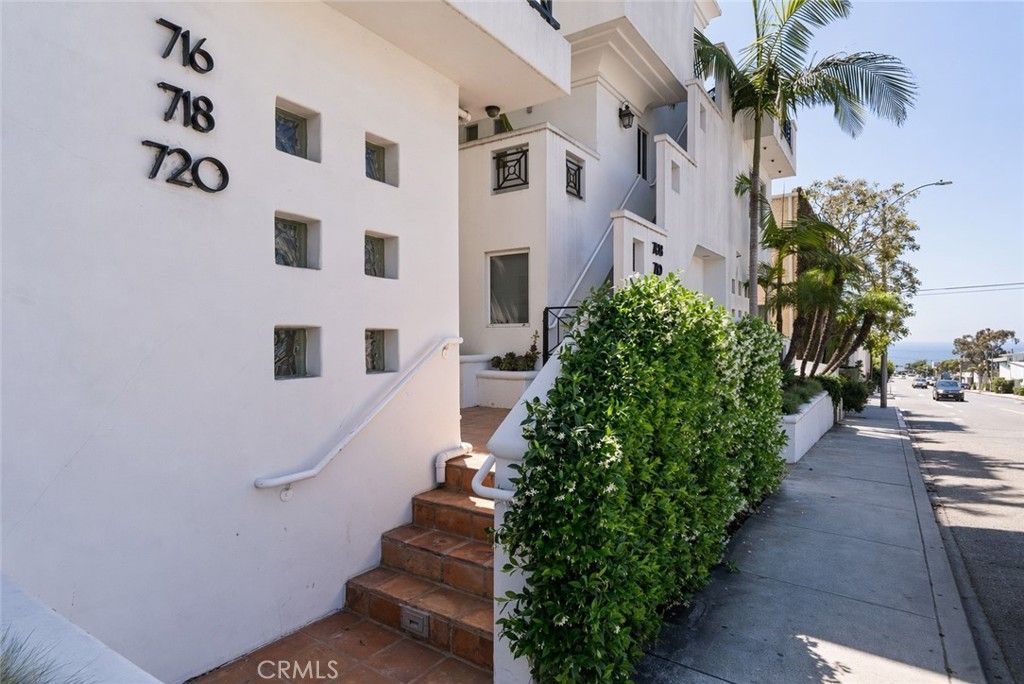 Photo of 720 Manhattan Beach Blvd, Manhattan Beach, CA 90266 (MLS # SB26077067)