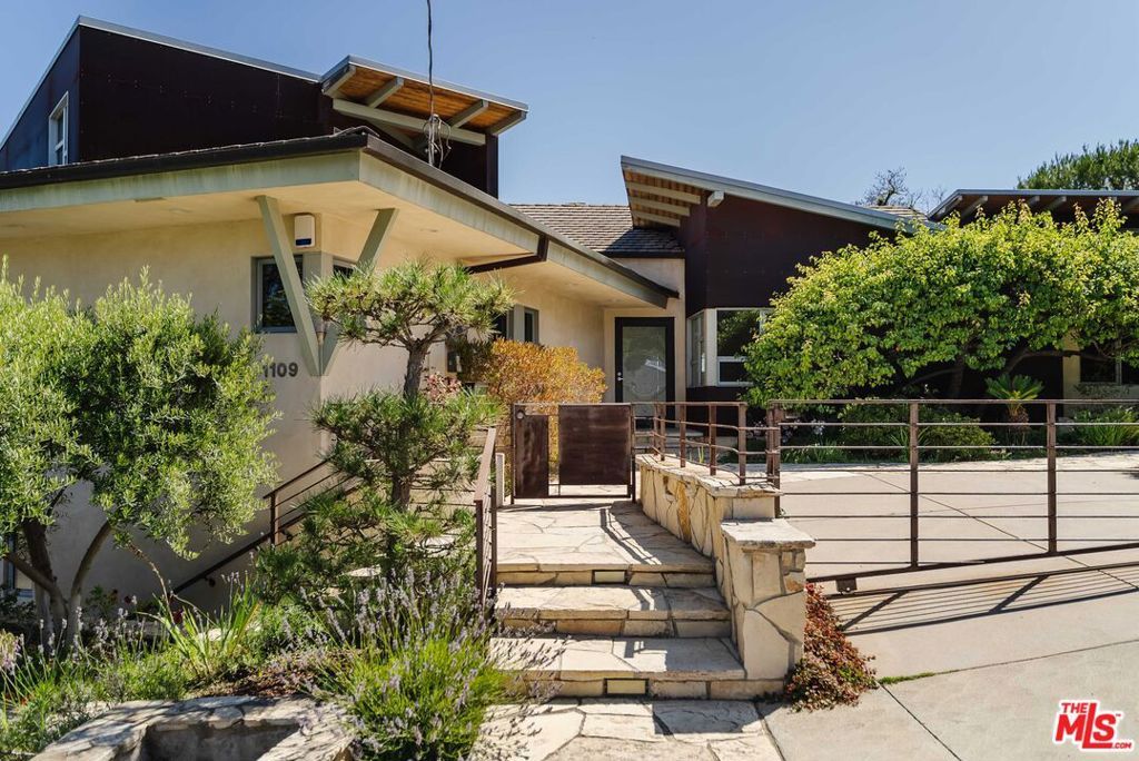 Photo of 1109 El Medio Avenue, Pacific Palisades, CA 90272 (MLS # 25609715)