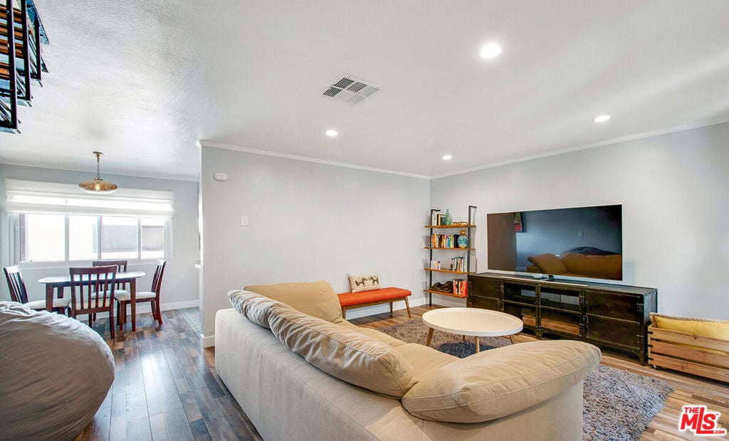 141 W Hillcrest Boulevard 2
