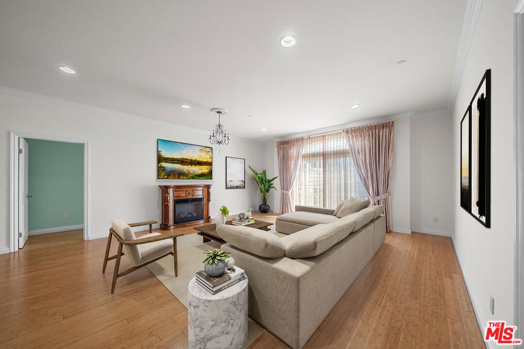 722 S Oxford Avenue 403