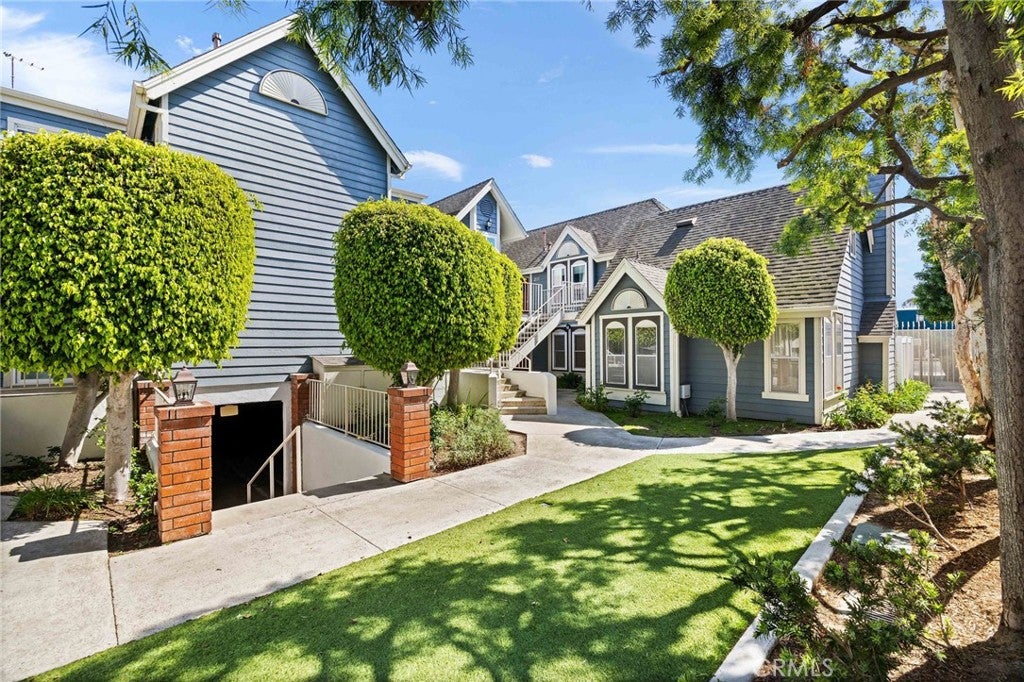 810 Baker St