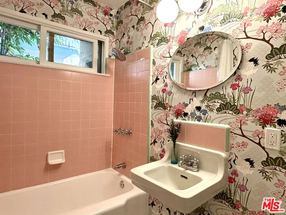 Santa Monica, California 90403, United States, 1 Bedroom Bedrooms, ,1 BathroomBathrooms,Residential,Active,245770