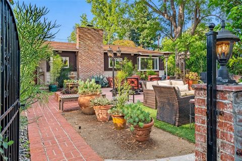 Photo of 13405 Tiara Street, Valley Glen, CA 91401 (MLS # SR26088125)