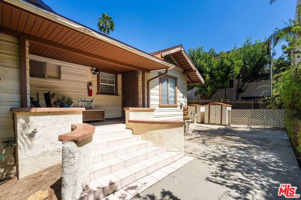 2428 N Beachwood Drive