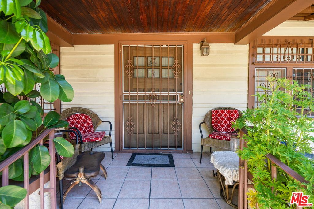 2428 N Beachwood Drive