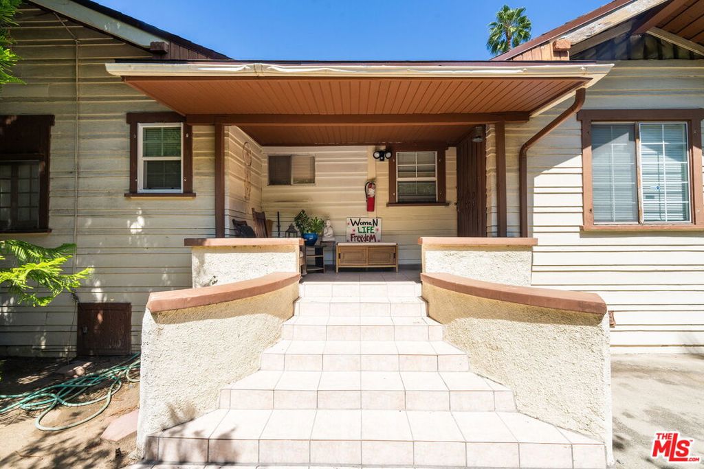 2428 N Beachwood Drive
