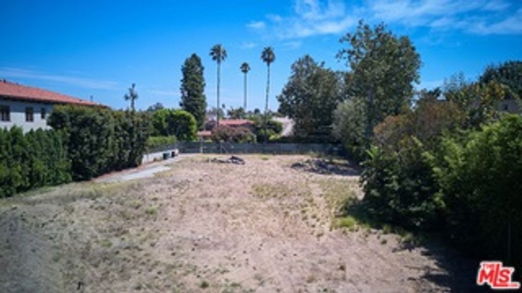 Photo of 193 N CARMELINA Avenue, Los Angeles, CA 90049 (MLS # 19504270)