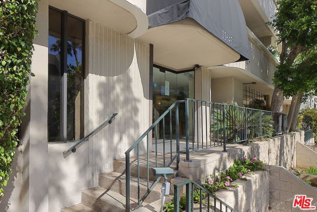 Photo of 11645 Montana Avenue #215, Los Angeles, CA 90049 (MLS # 26659077)