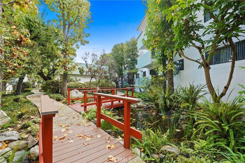 Photo of 5000 S Centinela Ave #101, Los Angeles, CA 90066 (MLS # SB25263254)