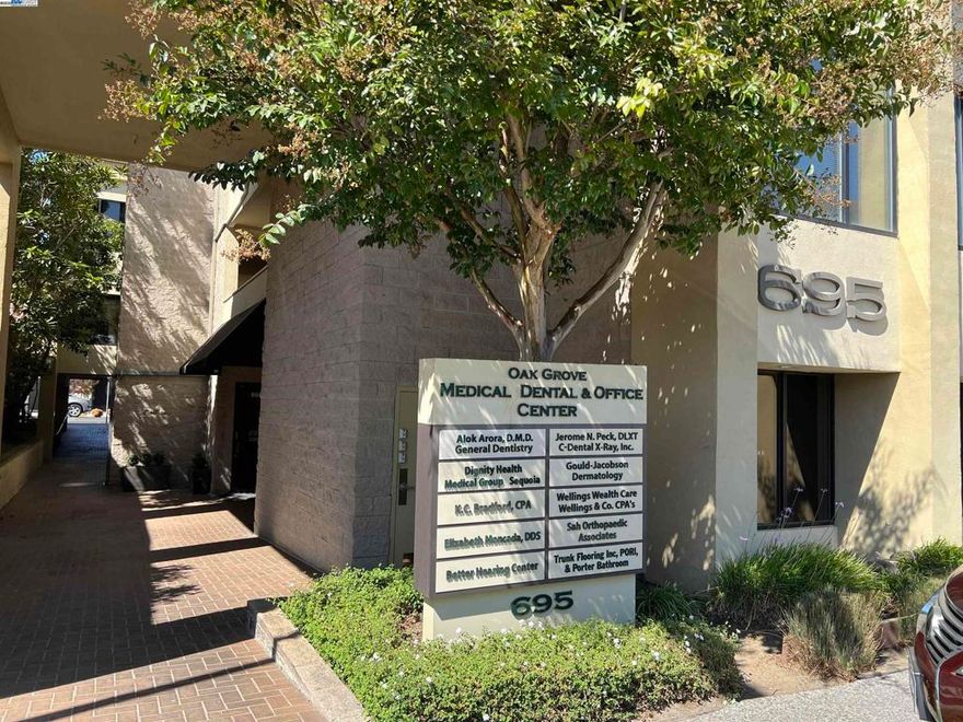 Professional commercial retail downtown Menlo Park, minutes from Cal Train, minutes from 101, 280, steps to restaurants, and amenities. Ample room of parking in downtown.  Zoning for Legal/Insurance/Real Estate/Business/Bank (Buyer to verify with City of Menlo Park)  Open floor space, previously a floor and bath showroom  Ample spaces for 3-hour free public parking