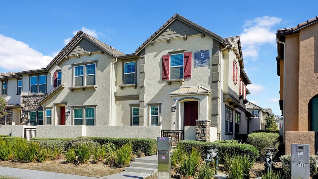 3985 E Huntington