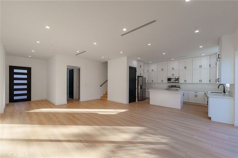 Photo of 14121 Emelita, Sherman Oaks, CA 91401 (MLS # SR26004884)