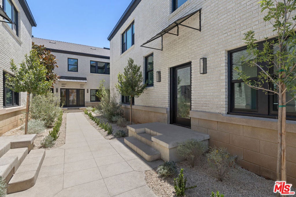 1406 S Wilton Place, Los Angeles CA 90019