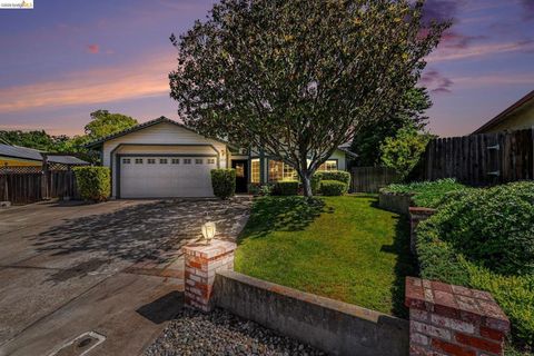 Photo of 1621 Ponderosa Dr, Oakley, CA 94561 (MLS # 41133154)