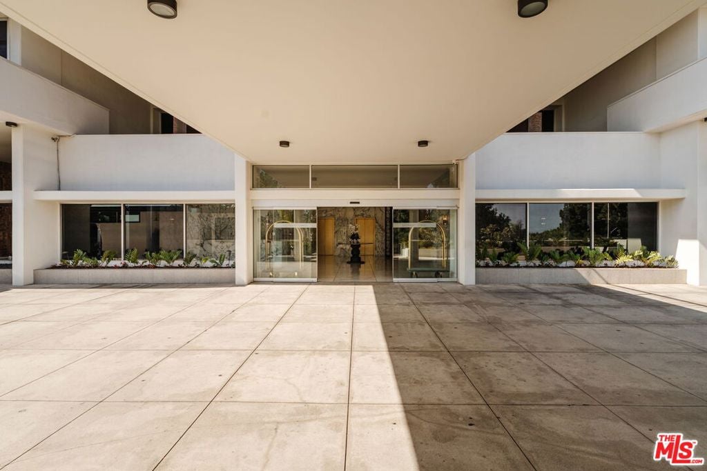 8787 Shoreham Drive 407