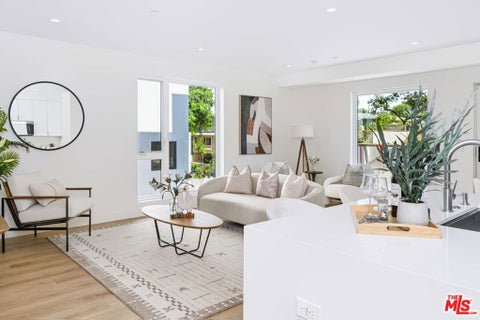 Photo of 511 N Flores Street #4, Los Angeles, CA 90048 (MLS # 26104925)