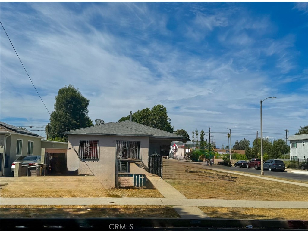 Welcome to this great opportunity to own this single-Family residence!!! Consists of 2 bedrooms 1 bathroom with a spacious corner Lot.
Conveniently located near freeways & shopping centers.