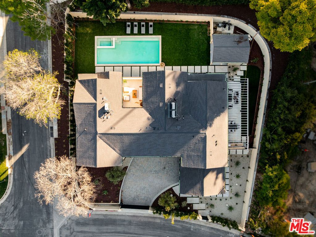 Photo of 18100 Karen Drive, Tarzana, CA 91356 (MLS # 26739331)