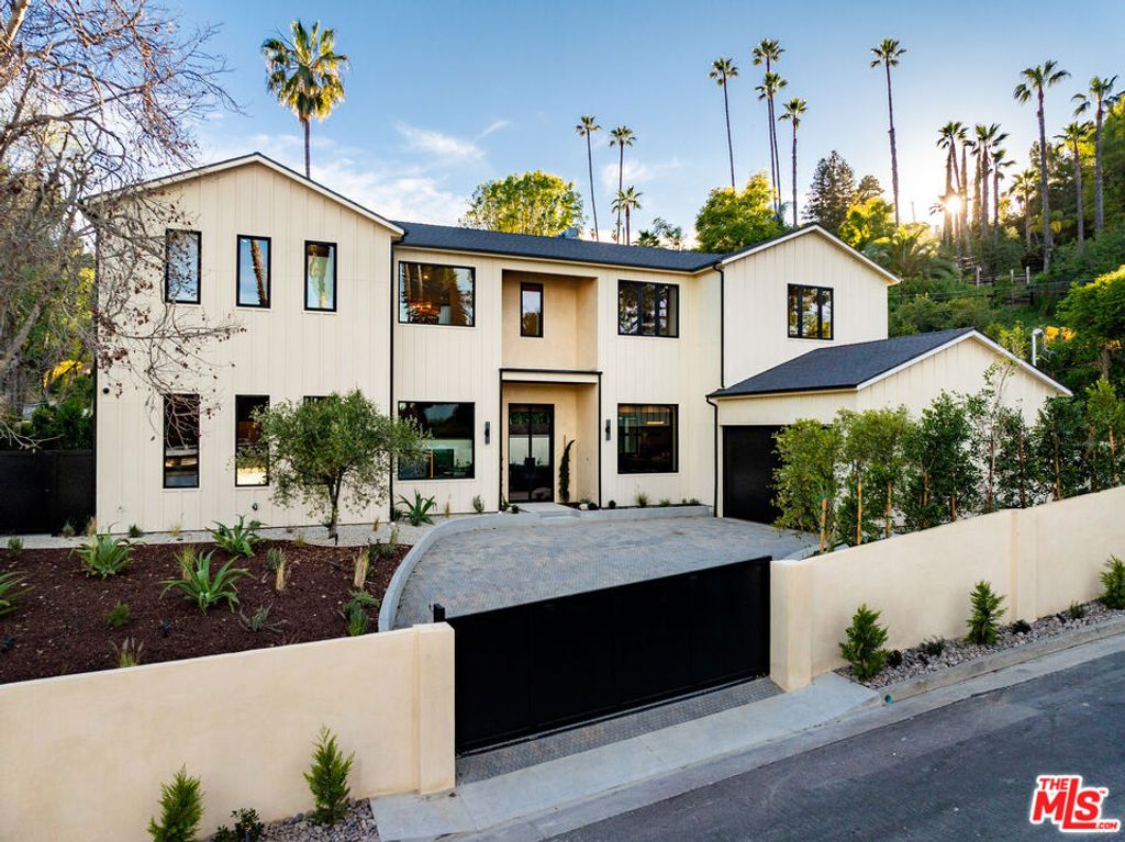 Photo of 18100 Karen Drive, Tarzana, CA 91356 (MLS # 26739331)