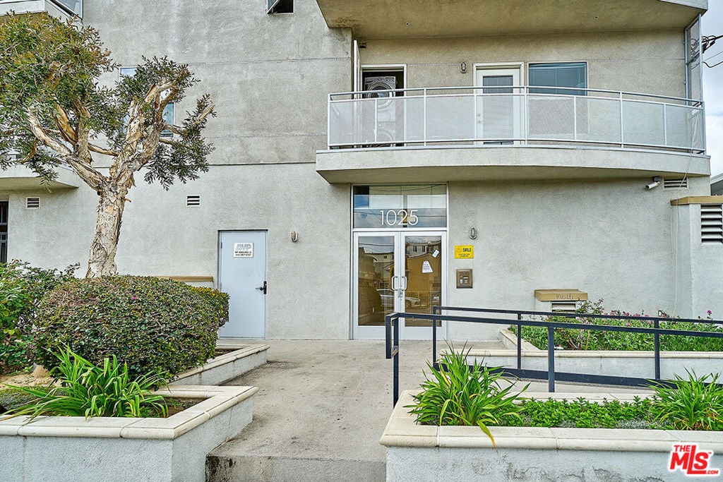 1025 Dewey Avenue 205, Los Angeles CA 90006