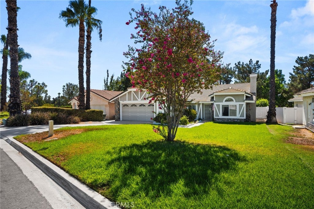 7266 Linares Ave