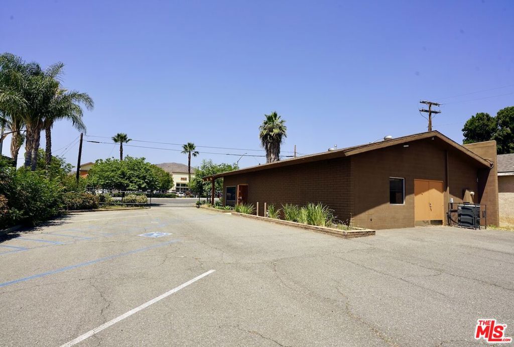 4943 La Sierra Avenue