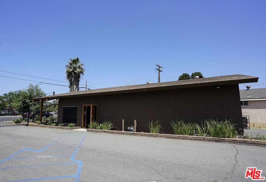 4943 La Sierra Avenue