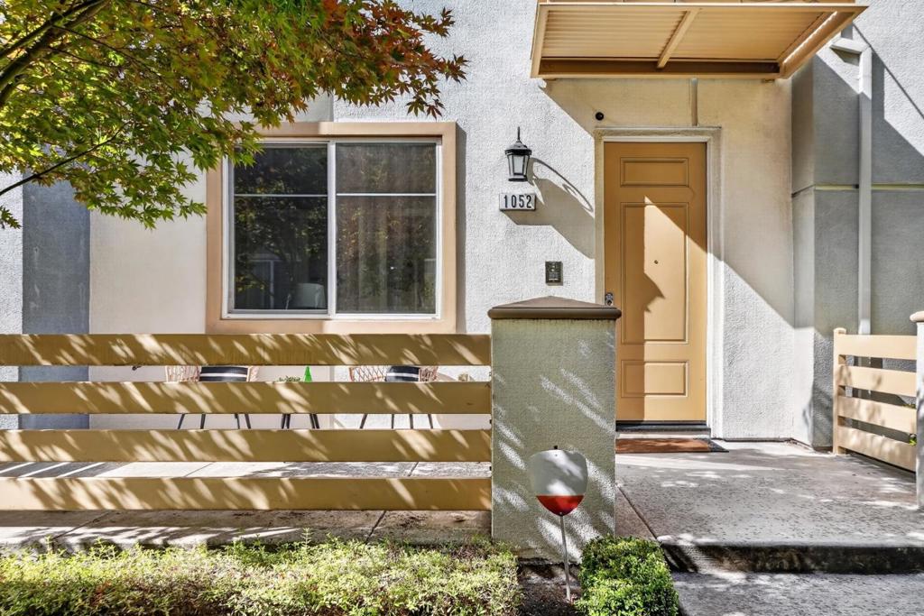1052 Doheny Terrace