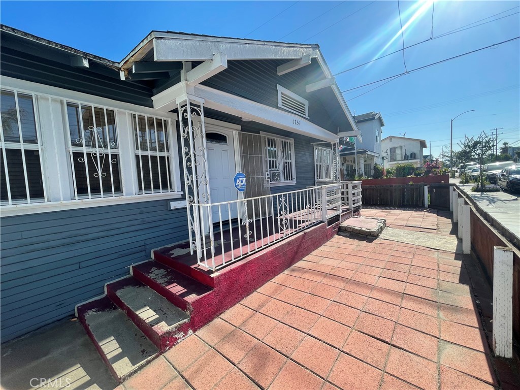 A cozy single family home situated on a R2 zoning. 2/1 bath, remodel kitchen and bathrooms , alley access.
House has extra room and bathroom. Large back yard for parking or to add more unit/ADU.
Short distance to the beach and to public transportation and others amenities.