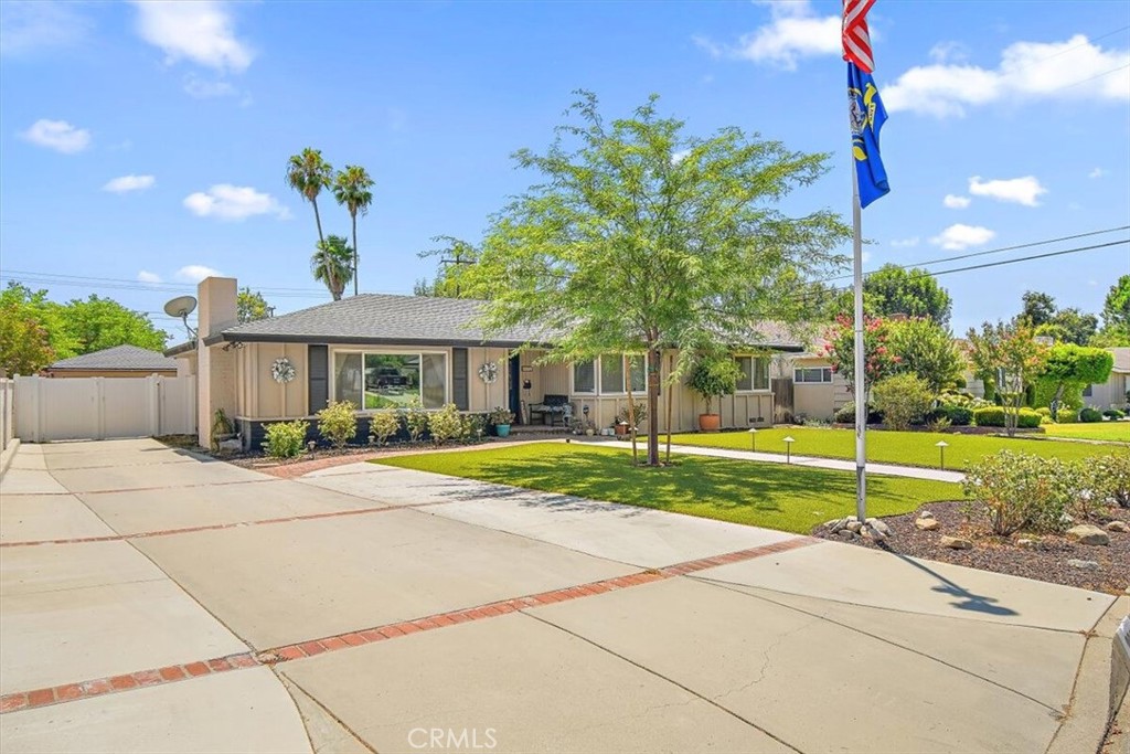 902 E Cypress