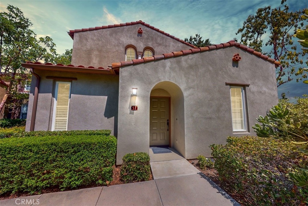 Located in the highly sought-after Oak Creek community, this detached home offers exceptional privacy with no neighboring homes behind the backyard. Nestled on a premium lot, the property overlooks the San Diego Creek Trail, providing peaceful views and a calm, elevated lifestyle in one of Irvine’s most desirable neighborhoods.
This thoughtfully designed home features 3 bedrooms, 3 full bathrooms, and a versatile loft, perfectly suited to meet your everyday needs. With one bedroom and one full bathroom located on the first floor.
The main living areas offer an open-concept layout, including a spacious kitchen with generous counter space, a cozy dining area, and a comfortable living room perfect for everyday living and entertaining. Upstairs, the light-filled loft provides a flexible space for a home office, study, or playroom. The primary suite is a private retreat, complete with a walk-in closet and a dual-sink vanity.
Enjoy resort-style living with access to a wide array of community amenities, including sparkling pools, parks, basketball courts, a sand volleyball court, and tennis courts. Conveniently located near major freeways, shopping plazas, popular restaurants, medical centers, and top-rated Irvine schools.
Don’t miss this rare opportunity to lease an exceptional home in one of Irvine’s most vibrant communities. Come experience the peaceful lifestyle at 57 Alevera—schedule your private tour today!
