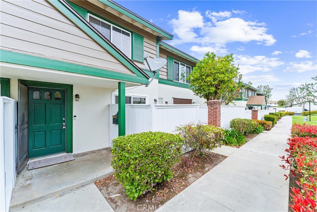 8242 Henderson Green